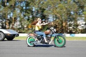 Taiana pilotando sua motocicleta toda enferrujada na pista do AIC