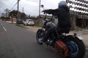 Vento pilotando sua motocicleta na rua