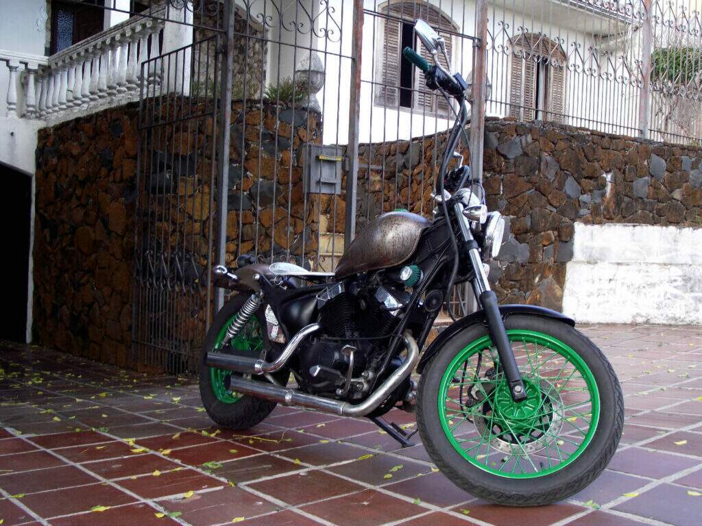 Rusty vista pelo lado direito, em frente a antiga oficina da Head Biker Motorcycles