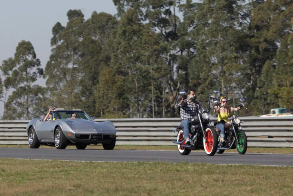 Vento e Taiana em suas motos no autódromo de Curitiba.