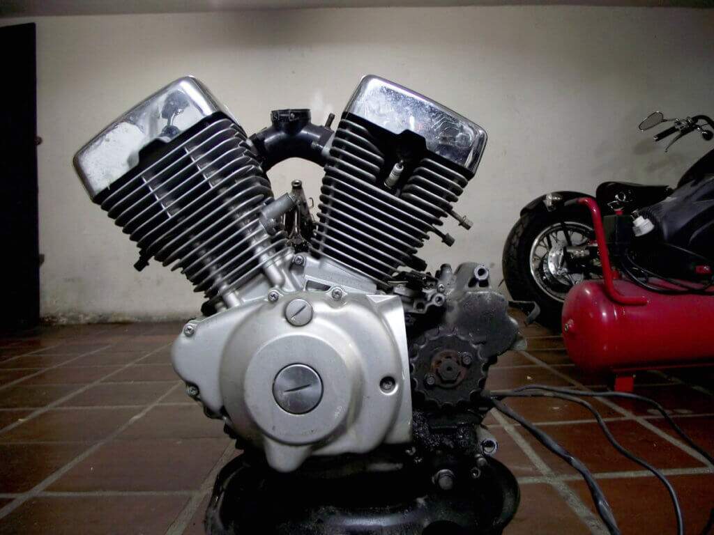 Motor Yamaha Virago 250 da Taiana fora da moto para pintura.