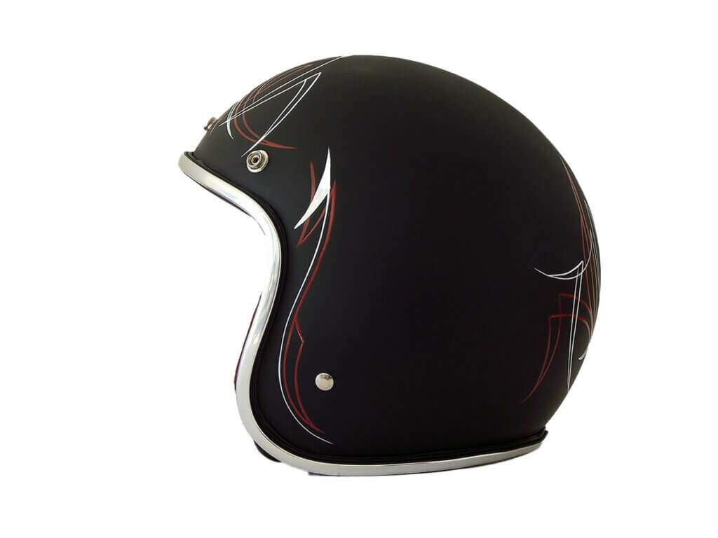 Capacete old school preto fosco com pinstripes na parte de esquerda.