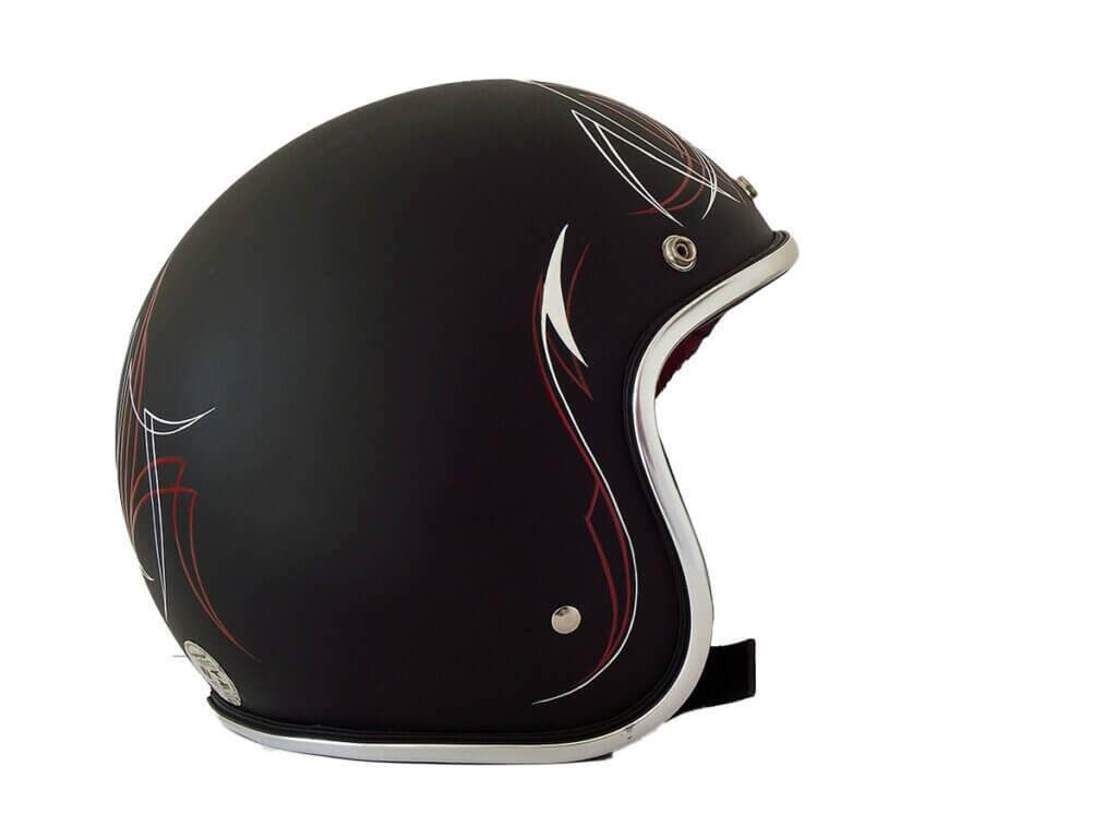 Capacete old school preto fosco com pinstripes na parte direita.