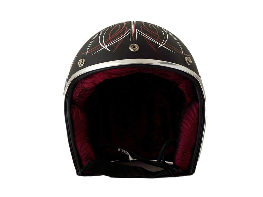 Capacete old school preto fosco com pinstripes na parte superior.