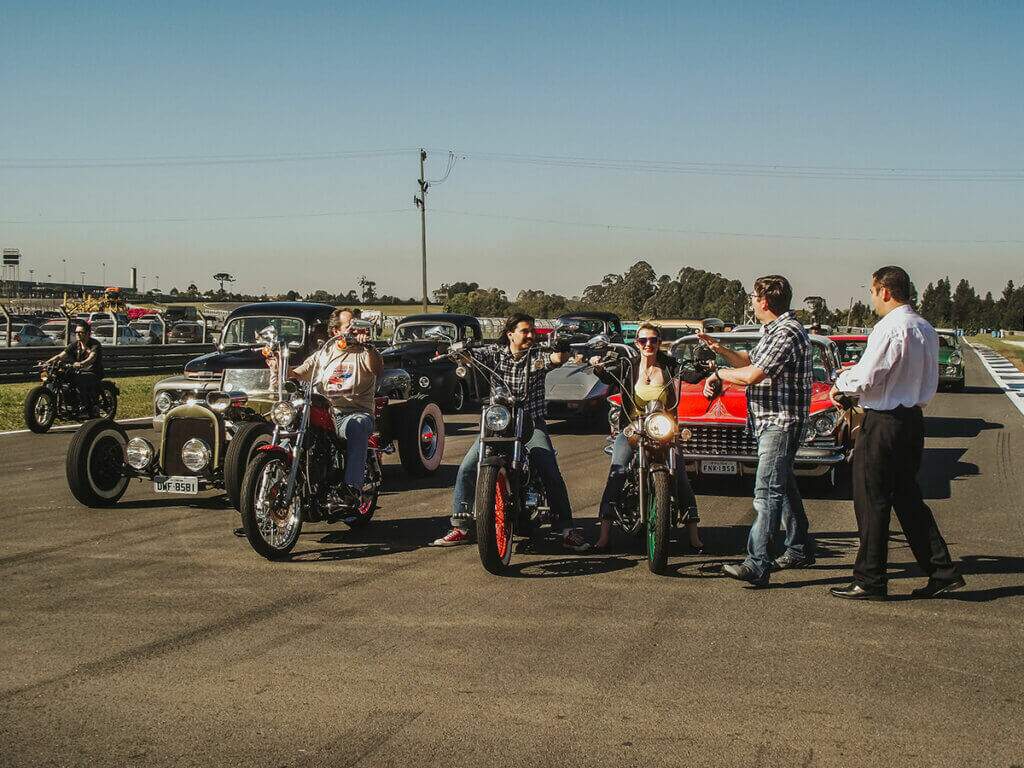 Vento e Taiana em suas motos de frente para a câmera na pista do AIC prontos para rodar no Curitiba Motor Show