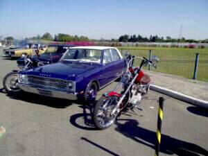 Um Dodge Dart roxo e a Sportster Kudtomizada do Rogério da Lua.