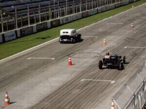 Arrancada de Hot Rods, um chev e um t-bucket.