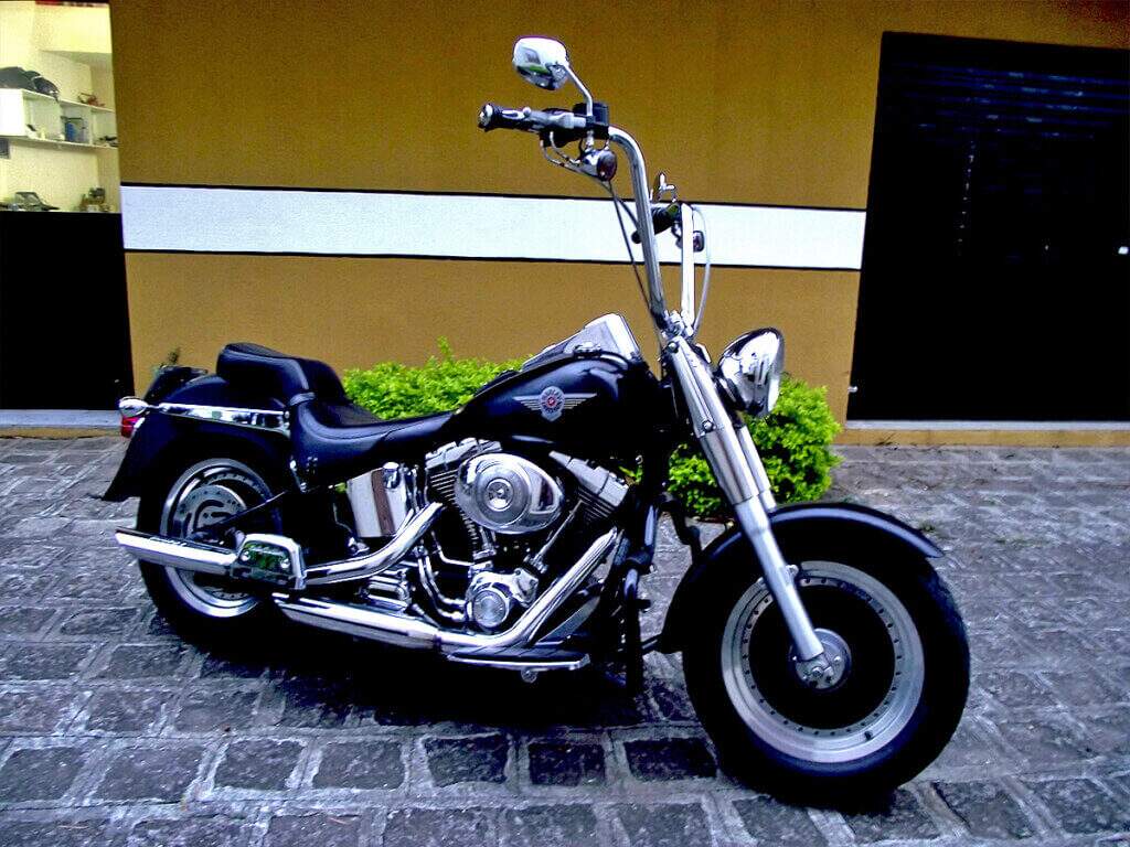 Uma Harley-davidson Fat Boy 1600 com um guidão fabricado por nós.