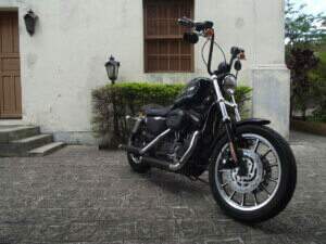 Uma Harley-davidson Sportster kustomizada por nós com um Ape-hanger de 16".