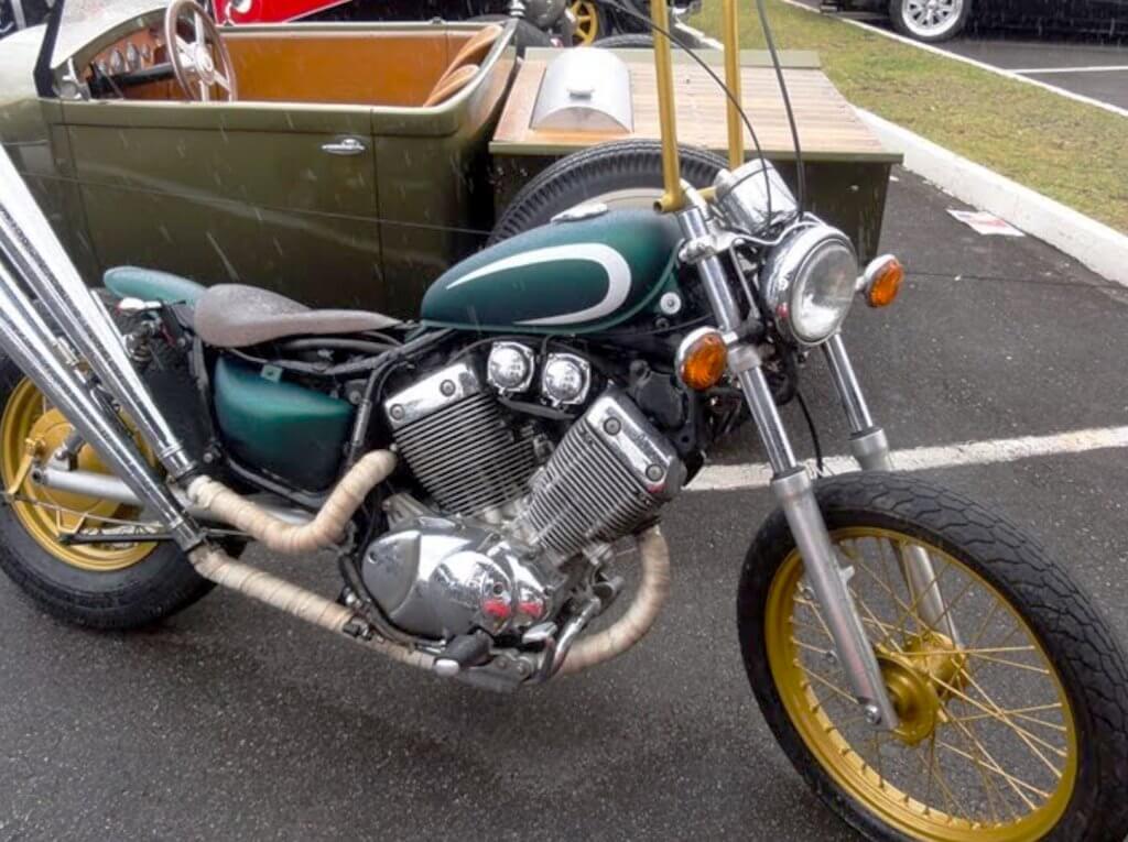 Yamaha Virago 535 verde acetinado bem old school com seus escapamentos projetados para cima.