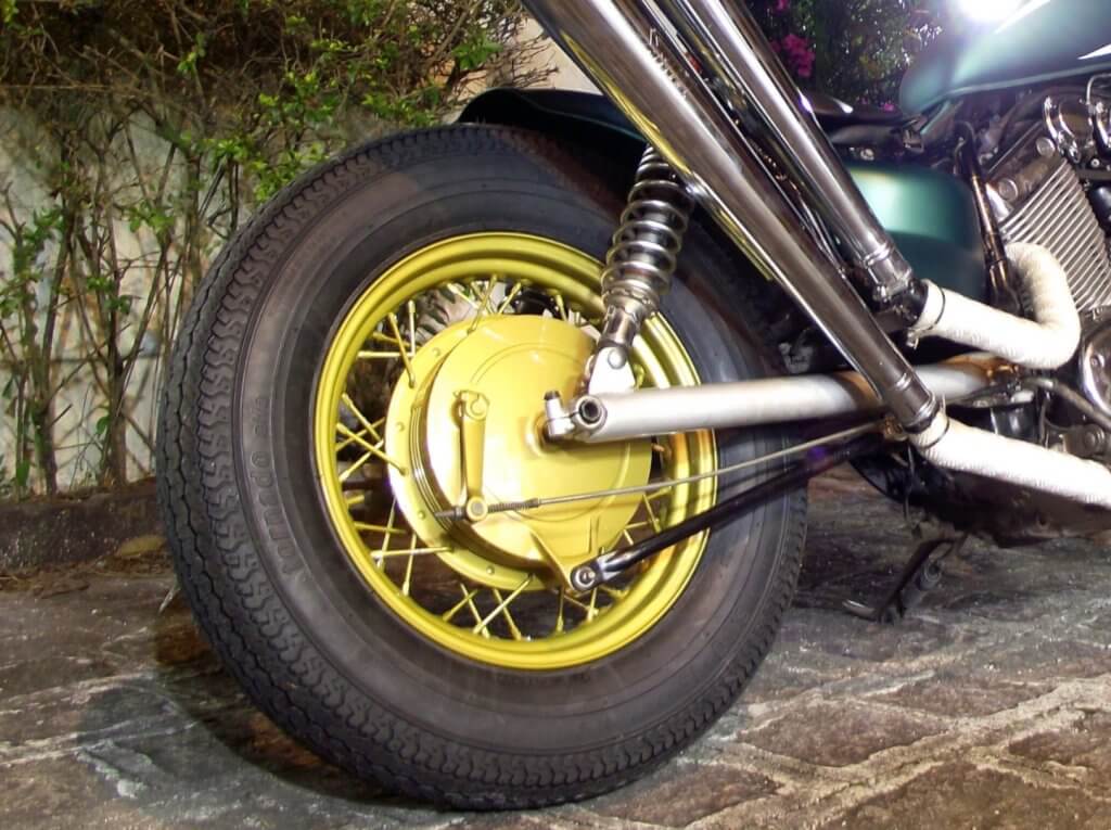 O pneu 5.60" de fusca instalado na 535 Old School.