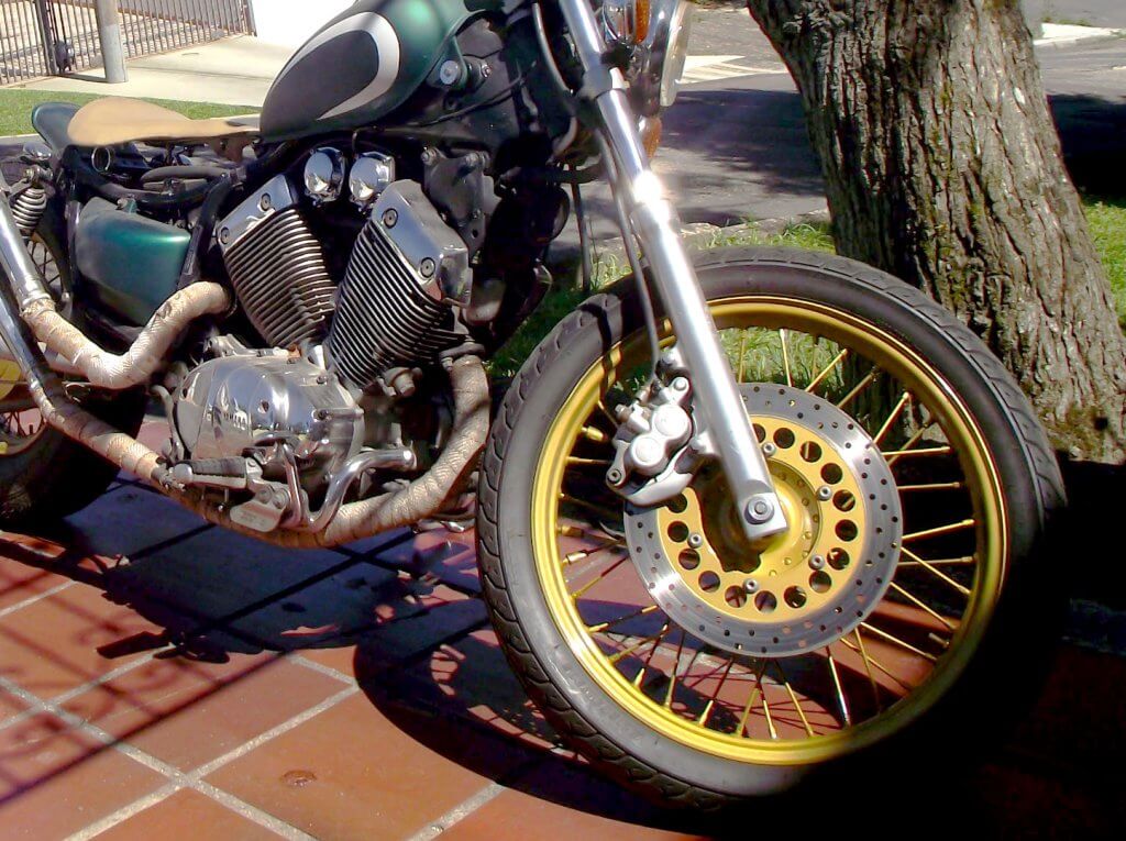 Em destaque a roda dianteira da 535 Old School com sua pintura em dourado.