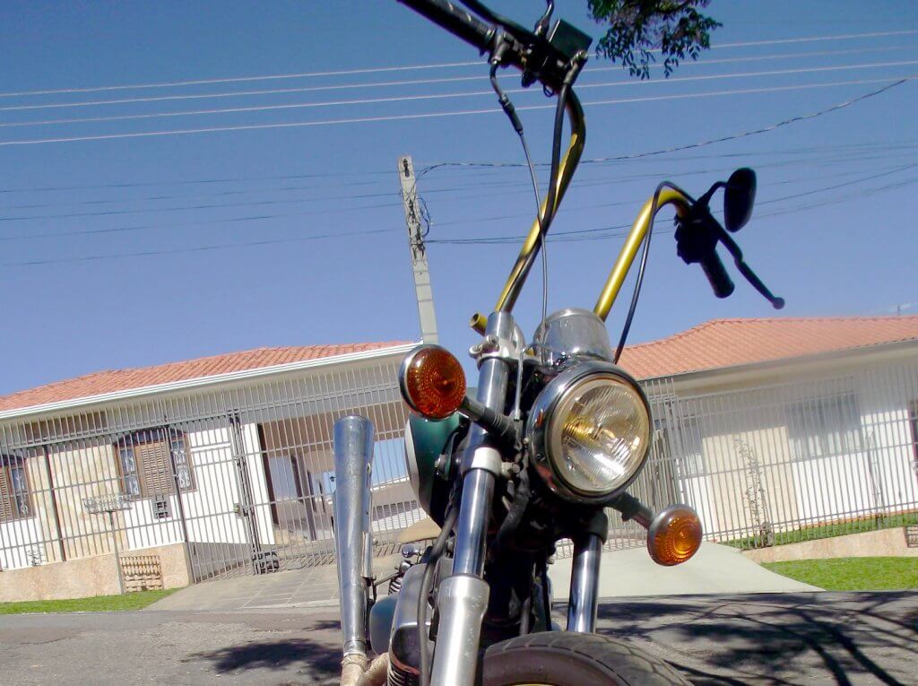 Guidão Ape-Hanger de 14" de altura e diâmetro de 7/8" para tornar a 535 Old School mais característica.