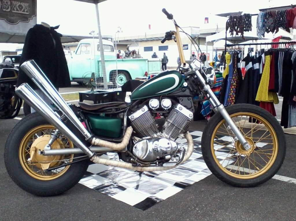 Yamaha Virago 535 verde acetinado bem old school com seus escapamentos projetados para cima no stand da HB no Curitiba Motor Show em 2013.