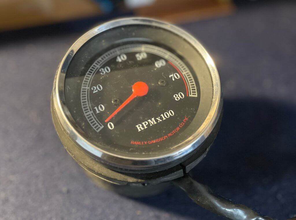 Conta-giros original Harley-Davidson, visão da frente dele.