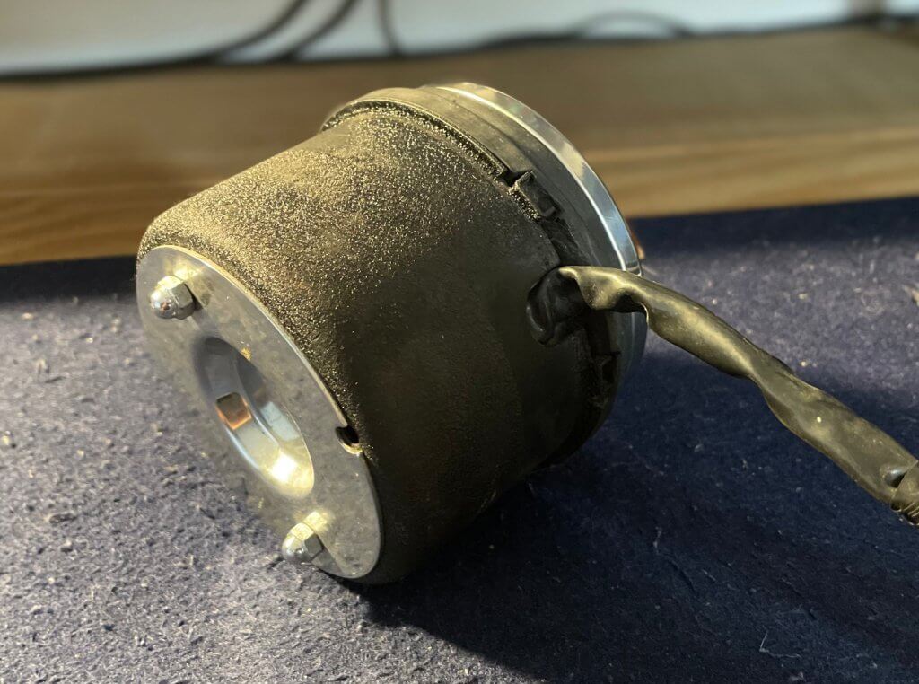 Conta-giros original Harley-Davidson, visão da traseira dele.