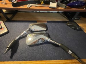 Espelho de Honda Shadow 600 visto de cima.