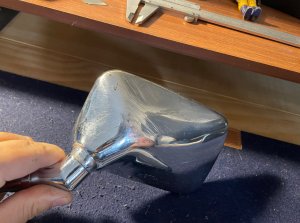 Espelho de Honda Shadow 600 visto de de lado evidenciando um ralado.