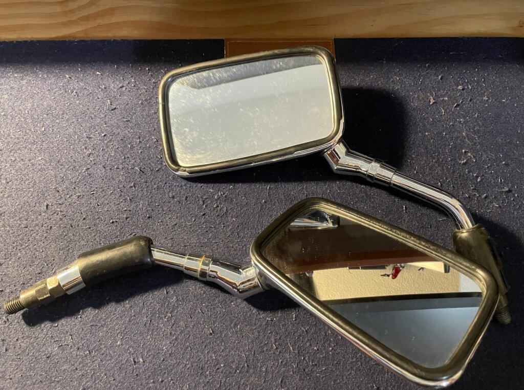 Espelho de Honda Shadow 600 visto de frente.