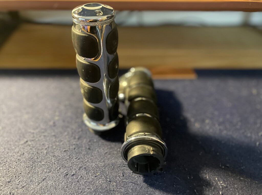 Manoplas cromadas para motos custom visto de cima.