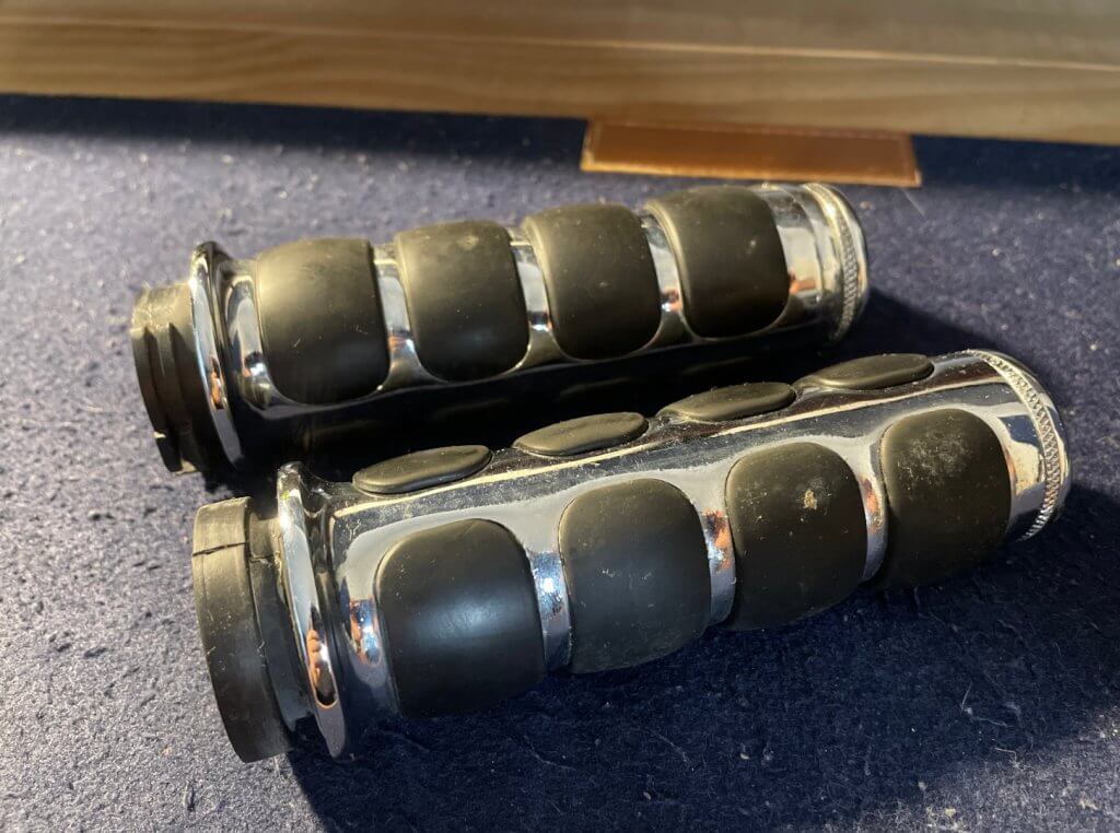 Manoplas cromadas para motos custom visto de lado