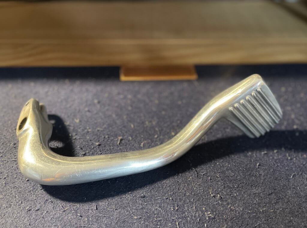 Pedal de freio harley-davidson dyna, visão da parte da frente.