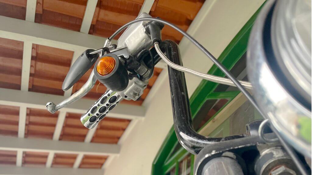 Honda Shadow 600 do Vento focado no cabo e acelerador da moto.