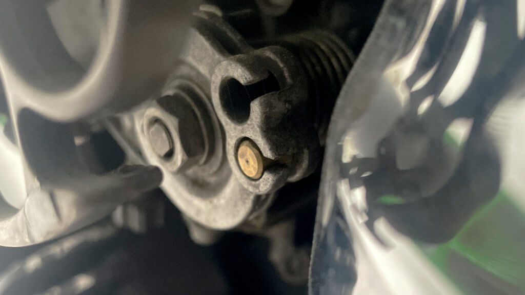 Cabo instalado no carburador.