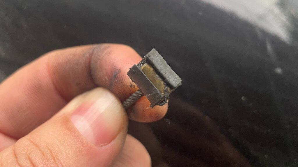 Terminal Barril com adaptador plástico para aumentar o diâmetro dele para o manete de embreagem.