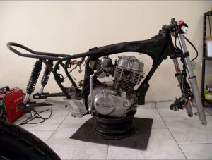 Quadro e motor da CB 400 que estávamos customizando para tornar-se uma cafe racer.