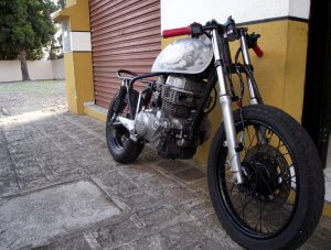 CB 400 montada sobre as rodas, porém em fase inicial, vista do angulo de 45 graus.