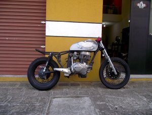 CB 400 montada sobre as rodas, porém em fase inicial, vista da lateral.