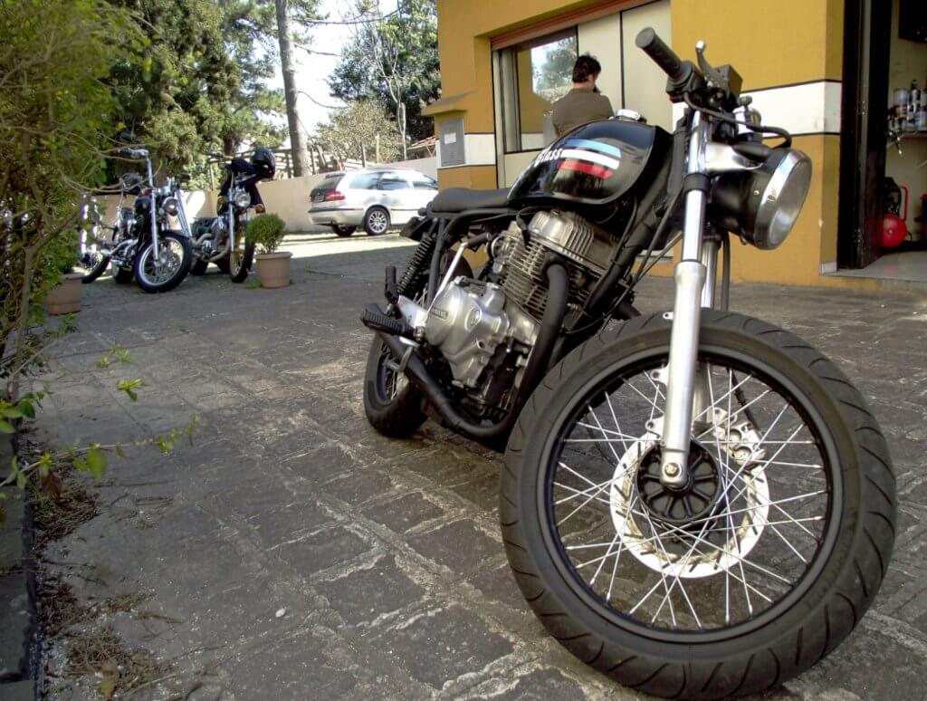 A Honda CB 400 Cafe Racer - No Class vista de frente.