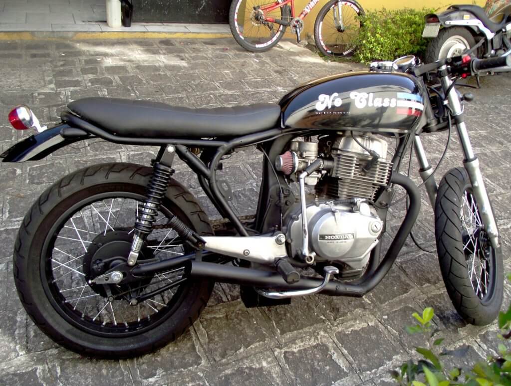 A Honda CB 400 Cafe Racer - No Class vista lateralmente do lado direito.