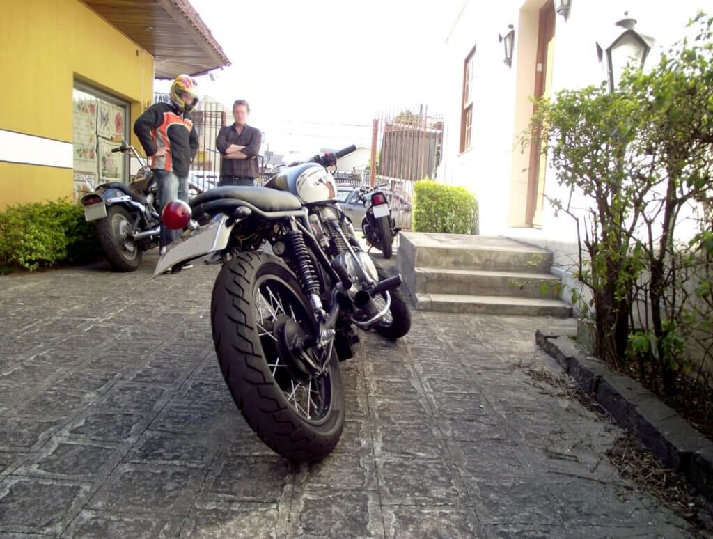 A Honda CB 400 Cafe Racer - No Class vista de trás