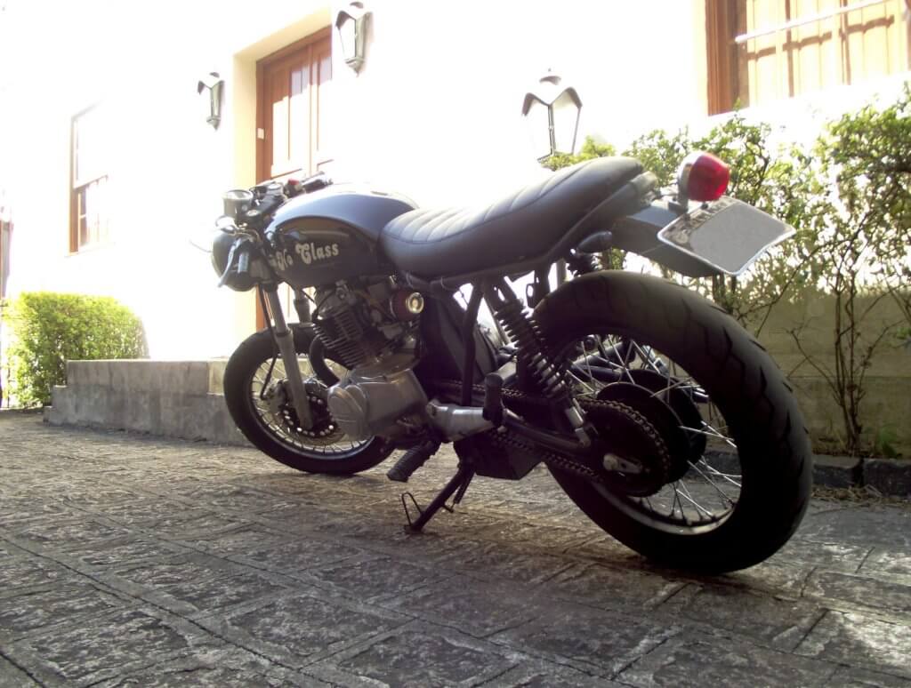 A Honda CB 400 Cafe Racer - No Class vista em 45 graus da parte de trás.