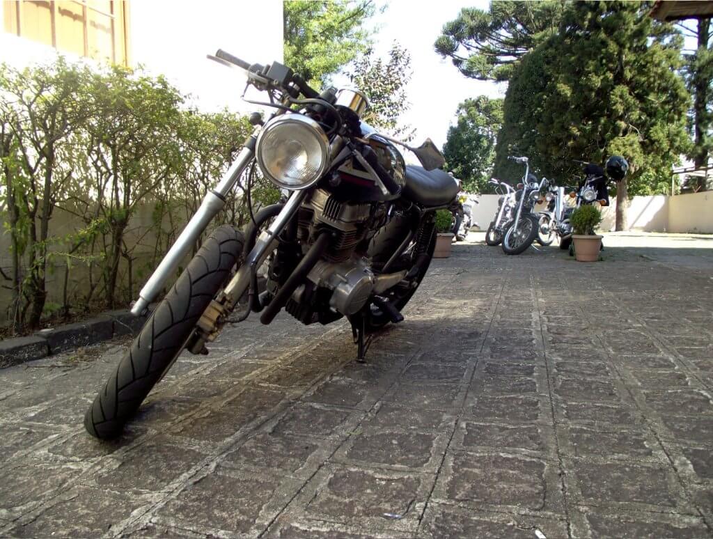 A Honda CB 400 Cafe Racer - No Class vista de frente.