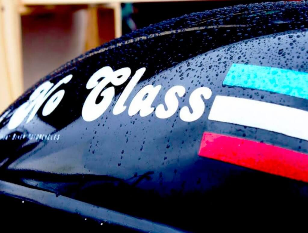 Tanque em closed da No Class. Tanque preto, escrito No Class em branco e com três listras com flake.