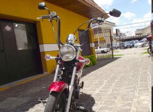 Detalhe do Ape-Hanger de 14" de altura da Red Pearl.