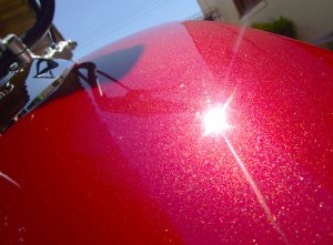 Detalhe da pintura do tanque, vermelho cereja bem vívido.