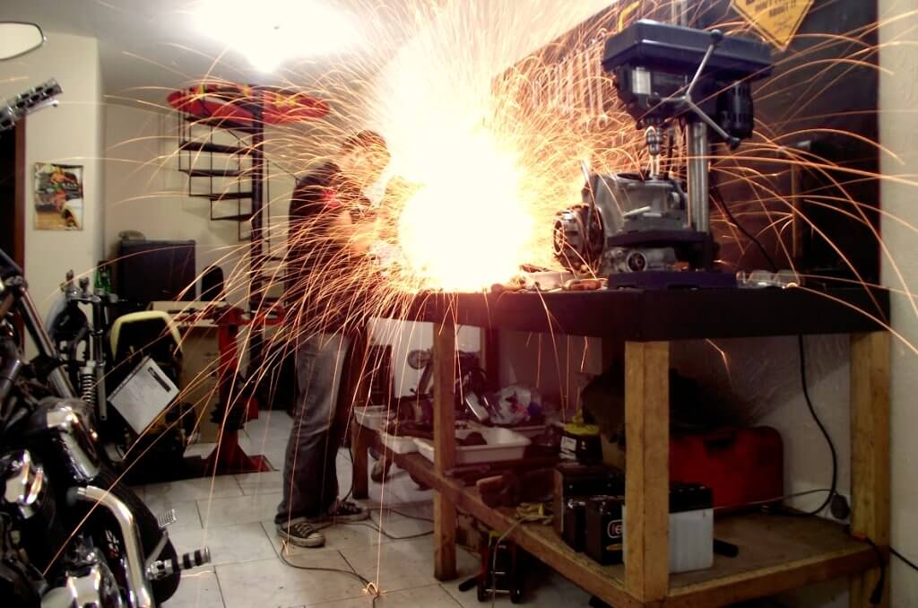Vento cortando tubo para a construção de um Ap-hanger, na oficina envolto de faiscas.