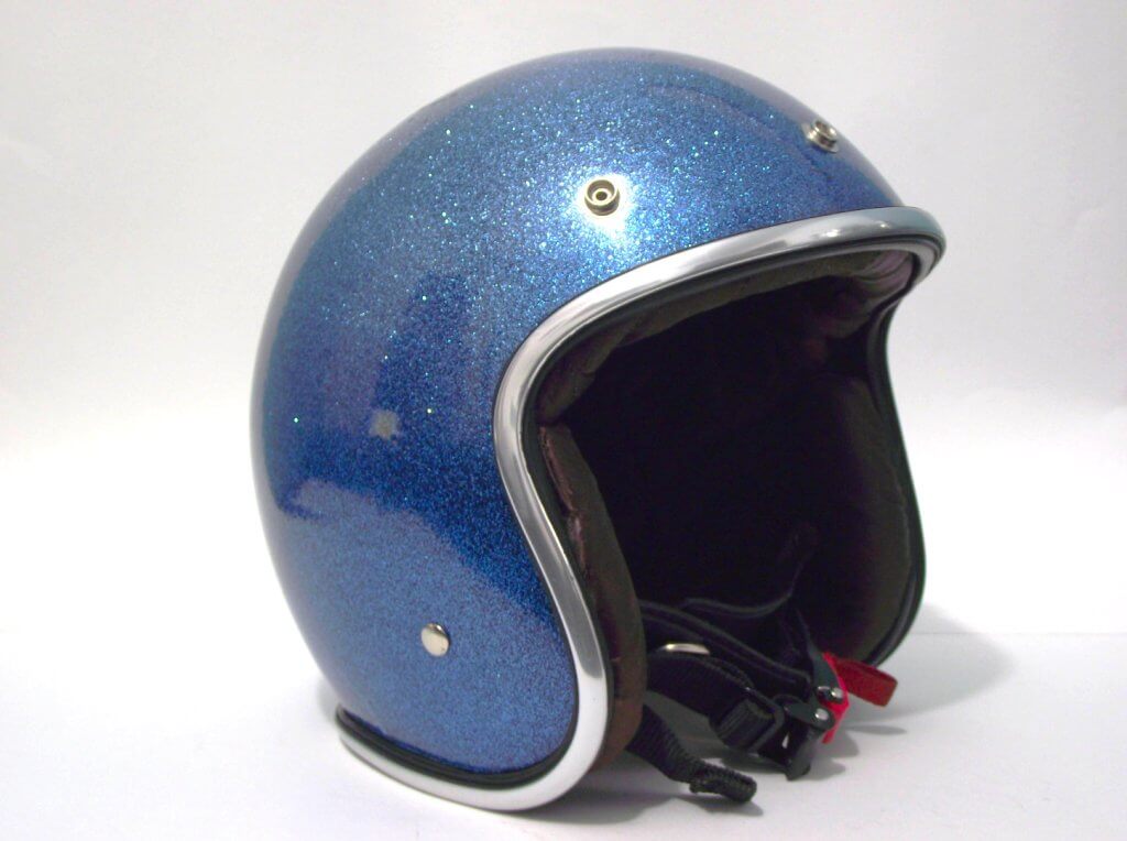Capacete azul brilhante com flake em perspectiva.