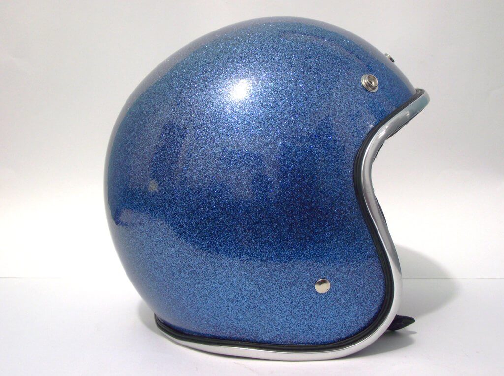 Capacete azul brilhante com flake de lado direito.