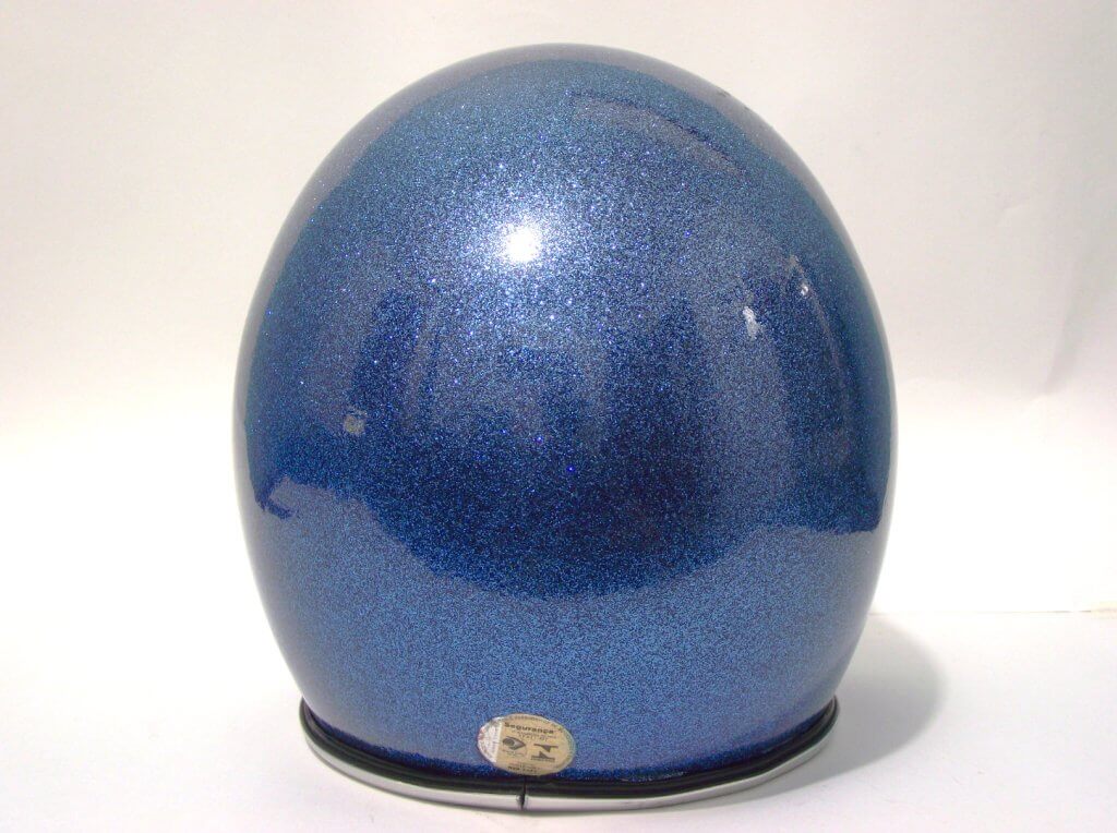 Capacete azul brilhante com flake parte traseira.