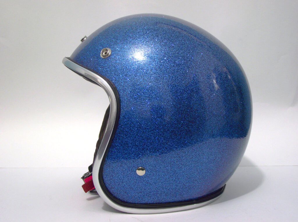 Capacete azul brilhante com flake, lado direito.