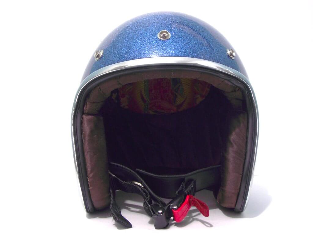 Capacete azul brilhante com flake de frente.