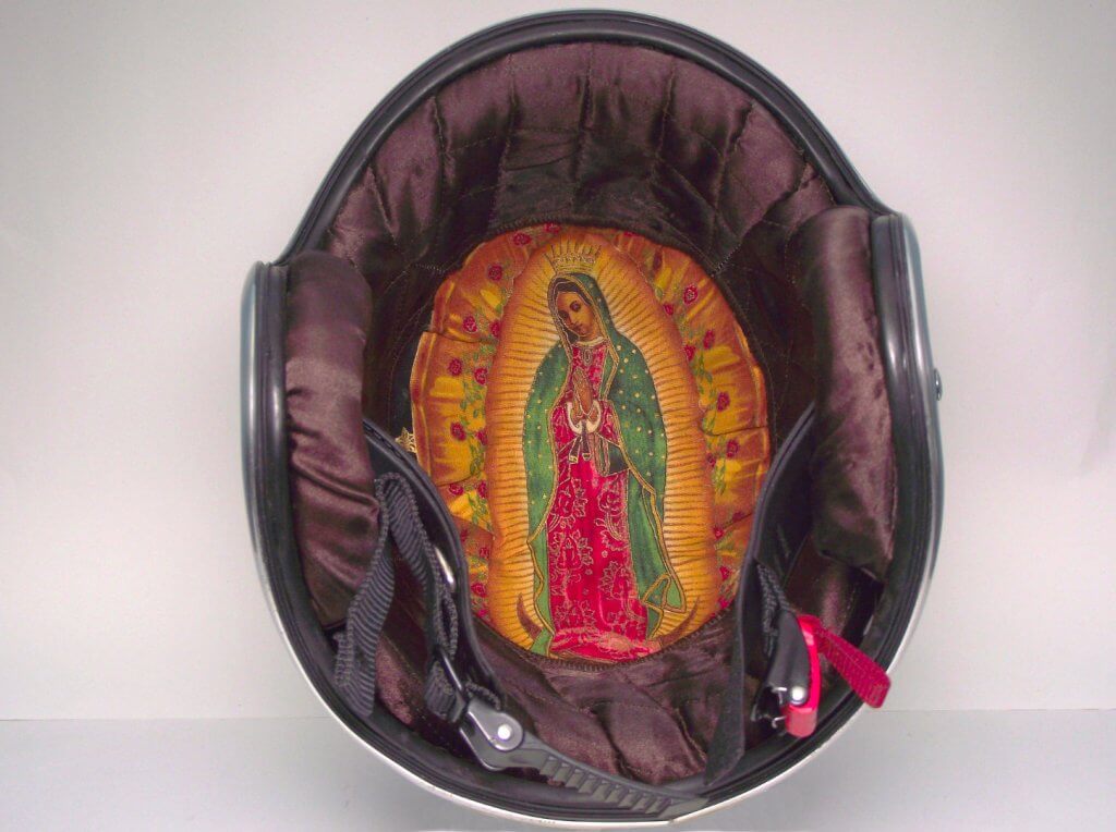 Capacete azul brilhante com flake mostrando a forração com a Santa Madre de Guadalupe.