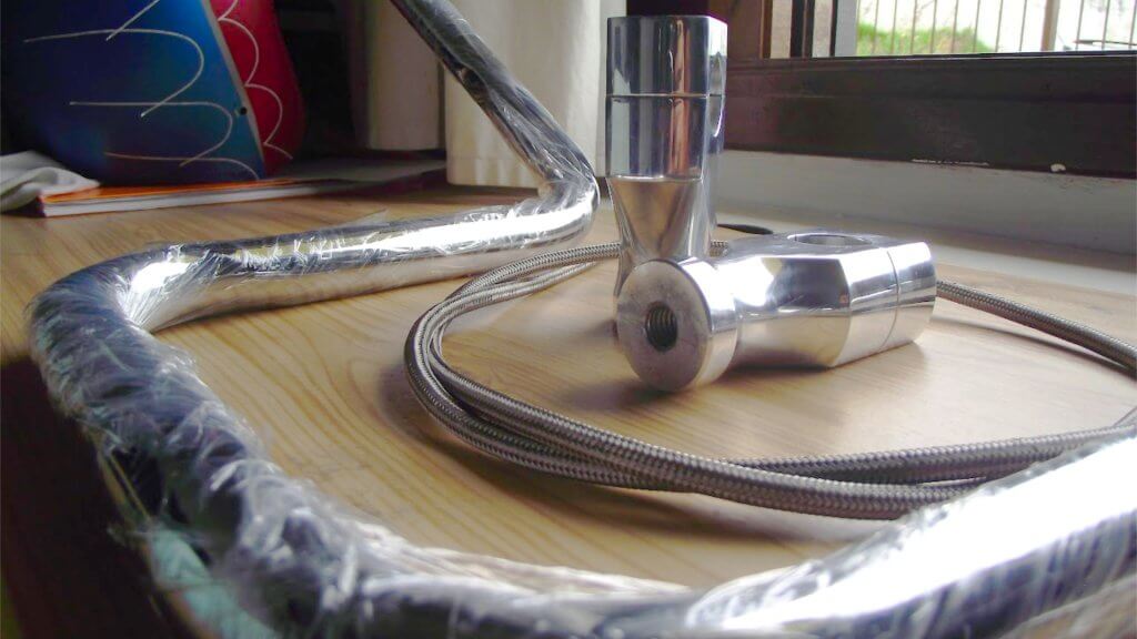 Exemplo de um guidão, riser e um aeroquipe sobre uma mesa.