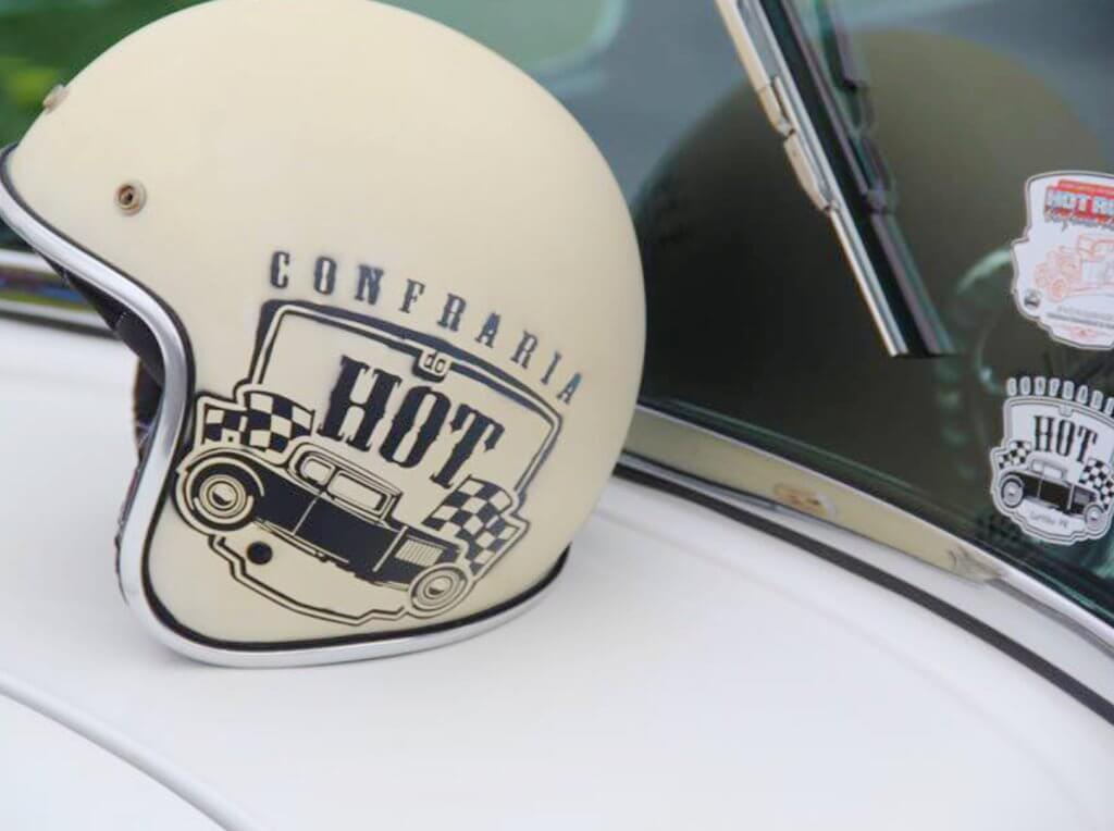 Capacete Old School feito por nós para a Confraria do Hot, sobre o capô de um Ford 32.