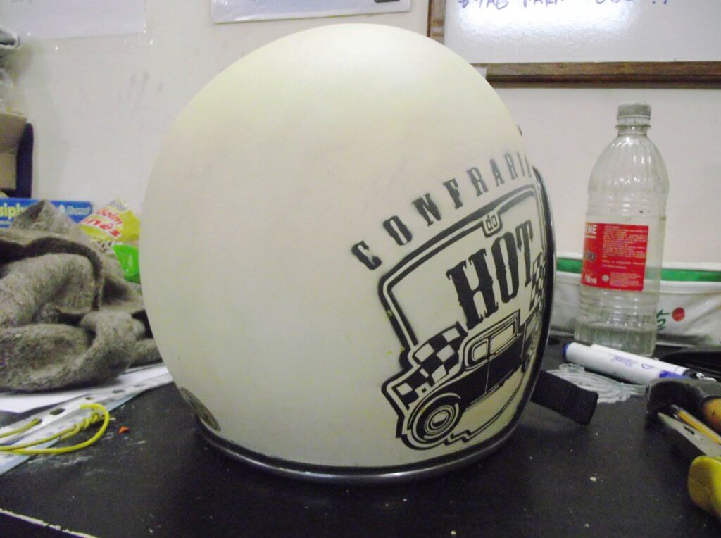 Capacete da confraria do Hot de Curitiba. Visto do lado direito.